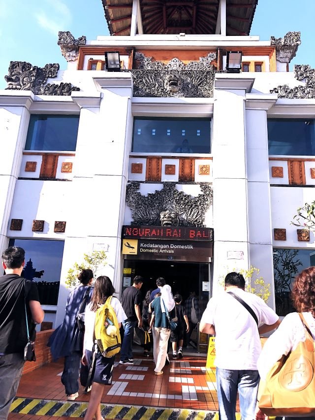 Arrival gate at Denpasar Airport, Bali, travelers disembarking from an arriving plane（バリ島の旅行・到着ビザ、デンパサール空港の到着ゲート、飛行機から降りてきた旅行者）